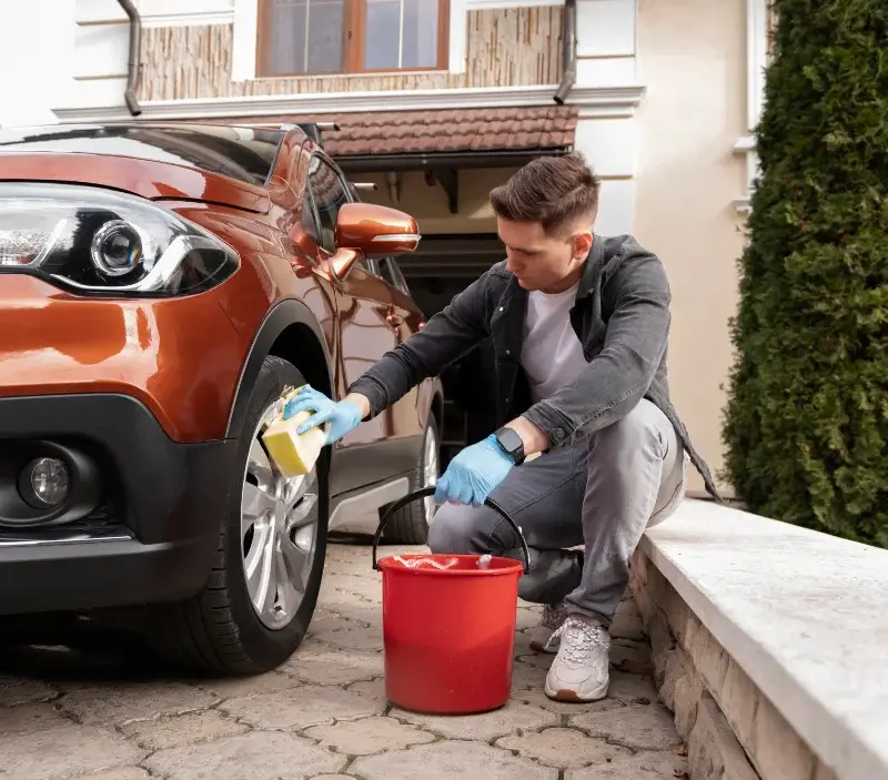 Lavage auto à domicile Tesson : professionnel intervenant sur un véhicule